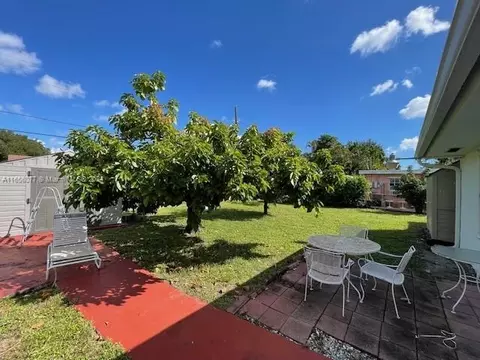 Exterior - 871 SE 3rd Pl, Hialeah, FL 33010 photo 7 of 7