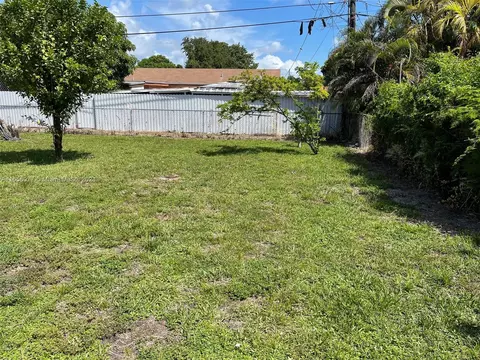 Exterior - 871 SE 3rd Pl, Hialeah, FL 33010 photo 3 of 7