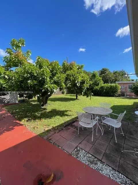 Exterior - 871 SE 3rd Pl, Hialeah, FL 33010 photo 6 of 7