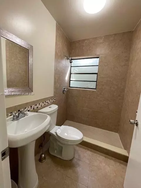 Bath - 871 SE 3rd Pl, Hialeah, FL 33010 photo 4 of 4