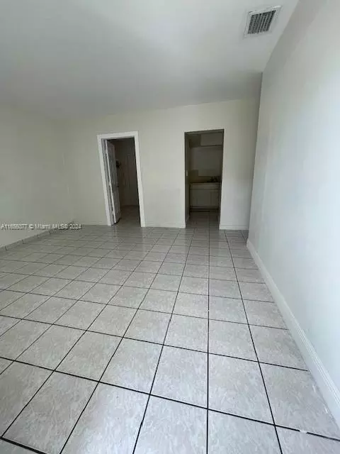 Living - 871 SE 3rd Pl, Hialeah, FL 33010 photo 1 of 2
