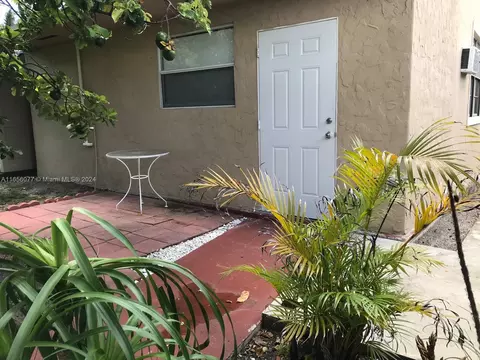 Exterior - 871 SE 3rd Pl, Hialeah, FL 33010 photo 5 of 7