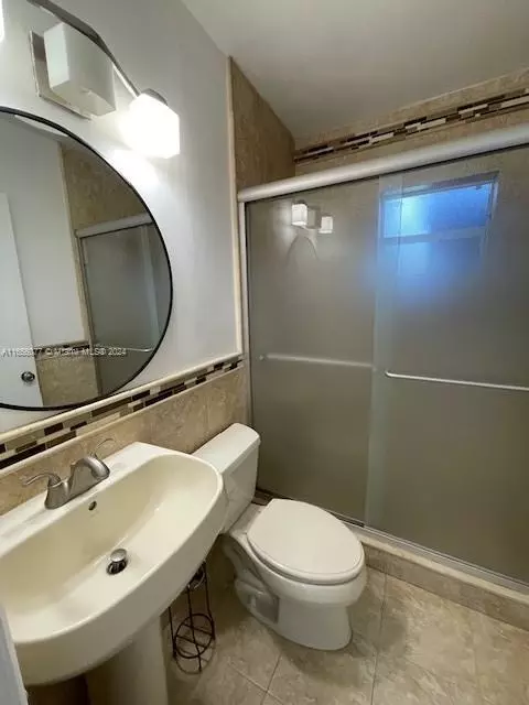 Bath - 871 SE 3rd Pl, Hialeah, FL 33010 photo 2 of 4