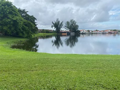 2460 W 67th Pl #101-27, Hialeah, FL 33016