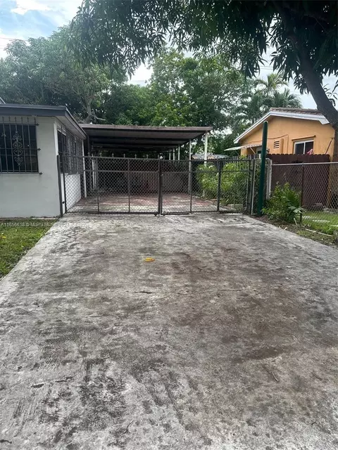 Exterior - 4080 W 7th Ln, Hialeah, FL 33012 photo 3 of 5