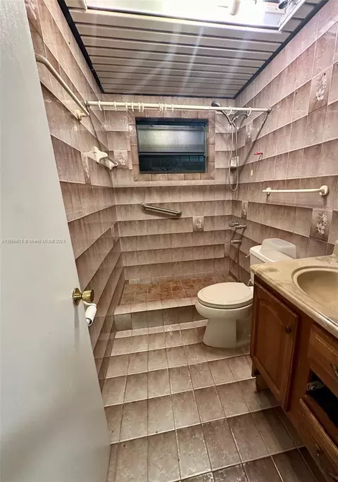 Bath - 4080 W 7th Ln, Hialeah, FL 33012 photo 2 of 2