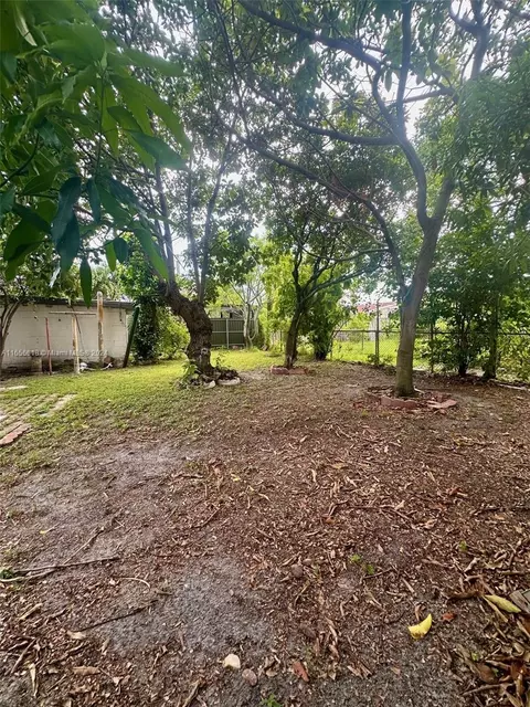 Exterior - 4080 W 7th Ln, Hialeah, FL 33012 photo 4 of 5