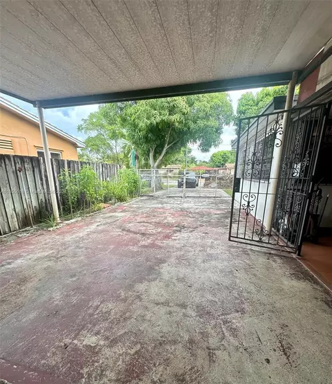 Exterior - 4080 W 7th Ln, Hialeah, FL 33012 photo 2 of 5