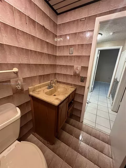 Bath - 4080 W 7th Ln, Hialeah, FL 33012 photo 1 of 2