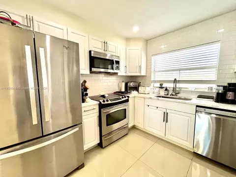 9241 Sunrise Lakes Blvd #307, Sunrise, FL 33322