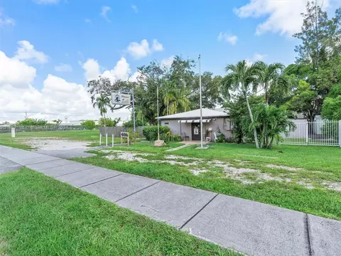 920 SW 11th St, Hallandale Beach, FL 33009