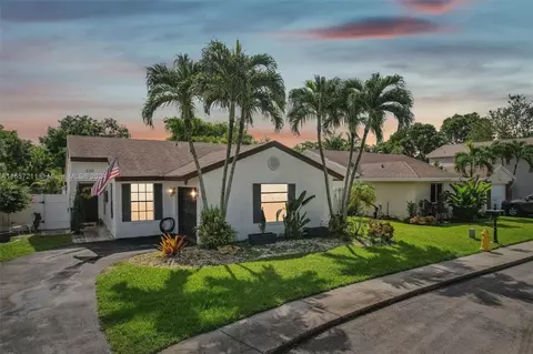 520 Green River Ln, Davie, FL 33325