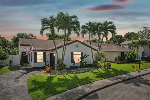 520 Green River Ln, Davie, FL 33325