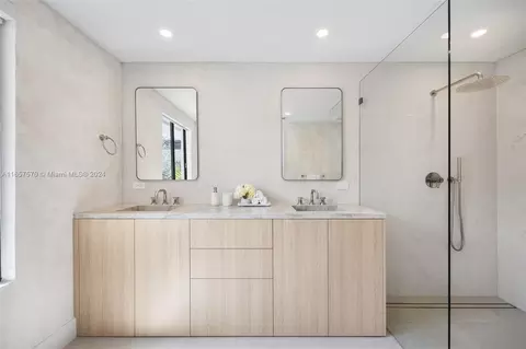 Bath - 6855 SW 112th St, Pinecrest, FL 33156 photo 4 of 5