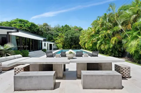 Exterior - 6855 SW 112th St, Pinecrest, FL 33156 photo 7 of 11