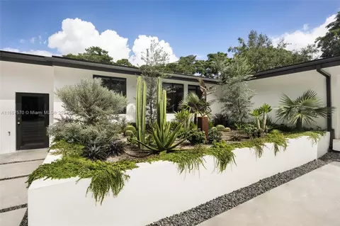 Exterior - 6855 SW 112th St, Pinecrest, FL 33156 photo 4 of 11