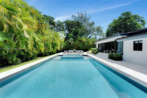 Exterior - 6855 SW 112th St, Pinecrest, FL 33156 photo 8 of 11