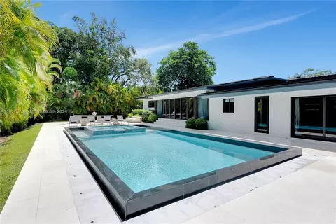 Exterior - 6855 SW 112th St, Pinecrest, FL 33156 photo 9 of 11