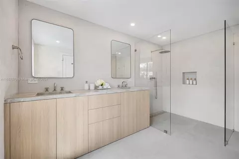 Bath - 6855 SW 112th St, Pinecrest, FL 33156 photo 5 of 5