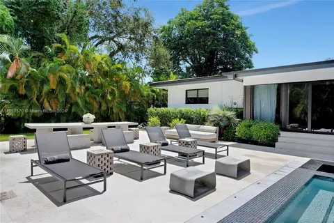 Exterior - 6855 SW 112th St, Pinecrest, FL 33156 photo 6 of 11