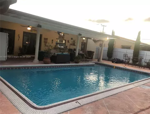 971 W 55th Pl, Hialeah, FL 33012 photo 1