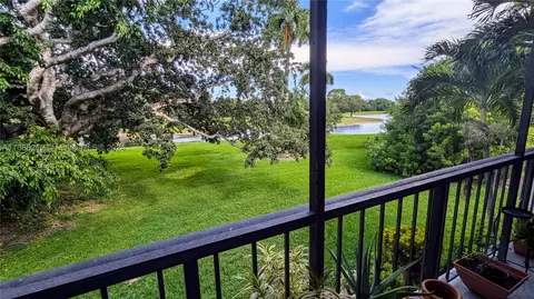 9678 Fontainebleau Blvd #206, Miami, FL 33172