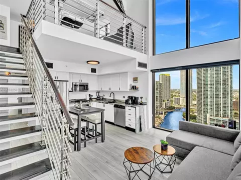 41 SE 5th St #1717, Miami, FL 33131