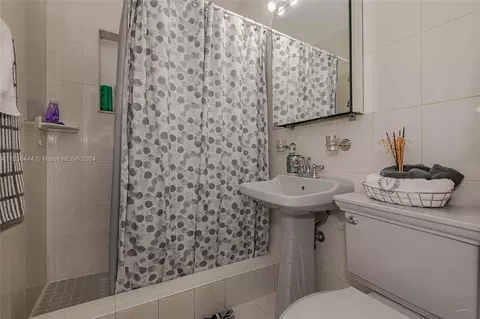 Bath - 150 E 38th St, Hialeah, FL 33013 photo 3 of 4