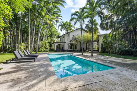 900 NW 7th Street Rd, Miami, FL 33136