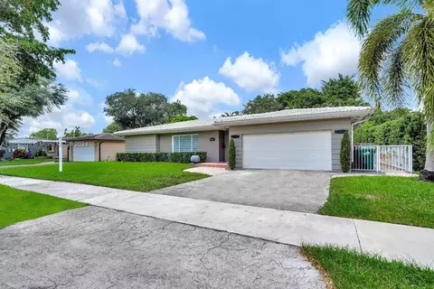 14530 Sabal Dr, Miami Lakes, FL 33014 photo 2