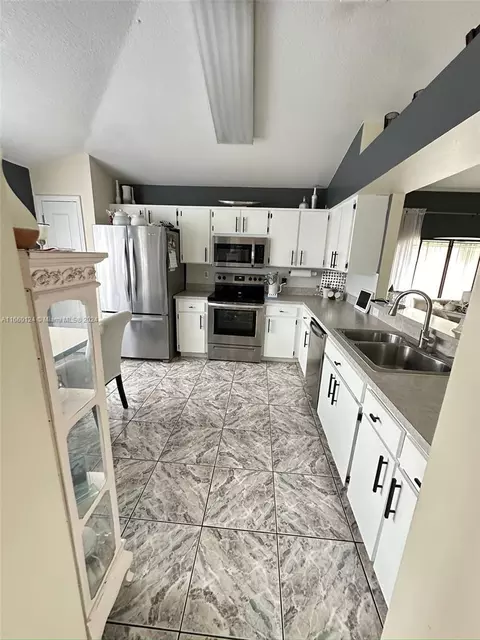 Kitchen - 5421 Watson Rd, Riverview, FL 33578 photo 2 of 6
