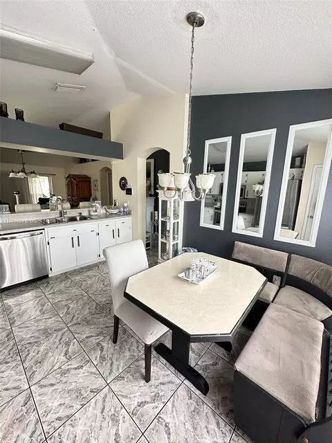 Kitchen - 5421 Watson Rd, Riverview, FL 33578 photo 4 of 6