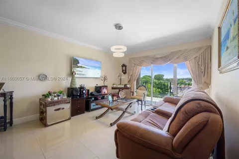 1900 W 68th St #I401, Hialeah, FL 33014