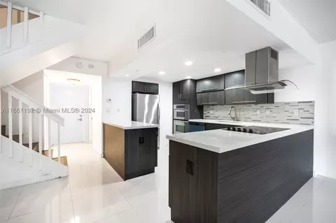 20350 W Country Club Dr #123, Aventura, FL 33180