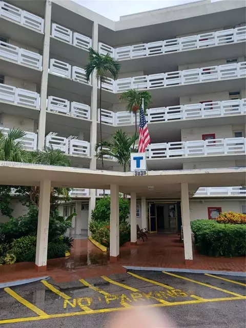 3030 Marcos Dr #T304, Aventura, FL 33160