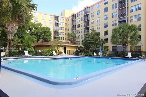 17890 W Dixie Hwy 612 Hwy #612, North Miami Beach, FL 33160