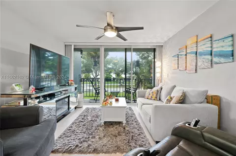 210 Fontainebleau Blvd #205, Miami, FL 33172