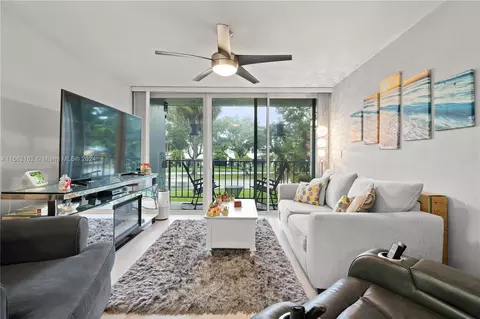 210 Fontainebleau Blvd #205, Miami, FL 33172