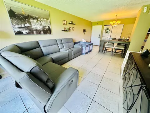 8870 Fontainebleau Blvd #207, Miami, FL 33172