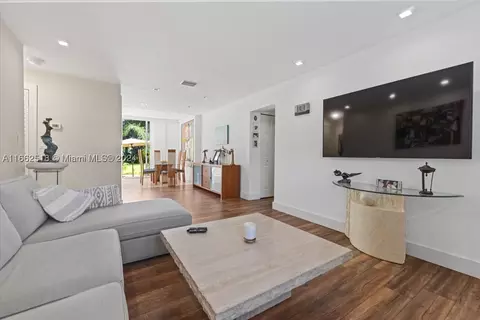 4100 Crystal Lake Dr #101, Pompano Beach, FL 33064