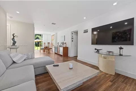 4100 Crystal Lake Dr #101, Pompano Beach, FL 33064