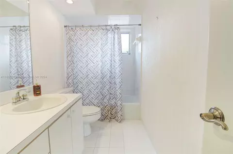 Bath - 7238 Jacaranda Ln, Miami Lakes, FL 33014 photo 2 of 2