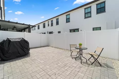 Exterior - 10938 W 33rd Ct, Hialeah, FL 33018 photo 2 of 4
