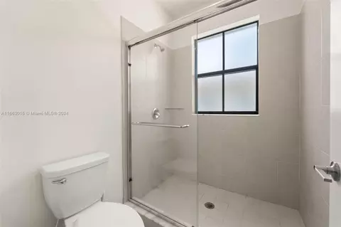 Bath - 10938 W 33rd Ct, Hialeah, FL 33018 photo 2 of 4