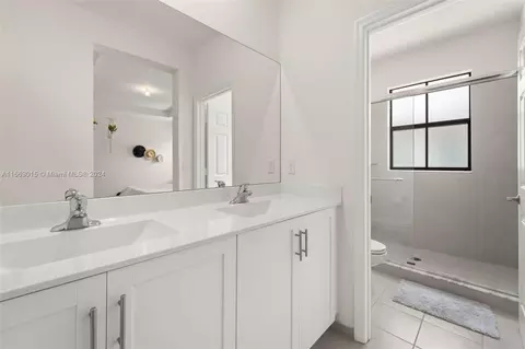 Bath - 10938 W 33rd Ct, Hialeah, FL 33018 photo 3 of 4