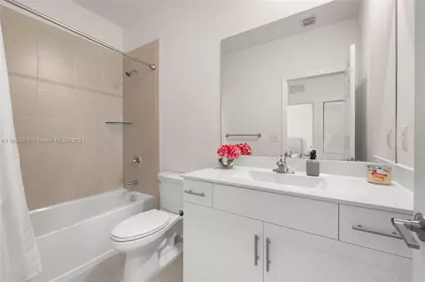 Bath - 10938 W 33rd Ct, Hialeah, FL 33018 photo 4 of 4