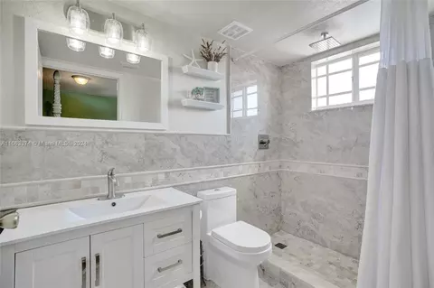 17326 NW 74th Ave #202, Hialeah, FL 33015