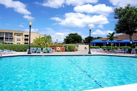 9061 Sunrise Lakes Blvd #217, Sunrise, FL 33322