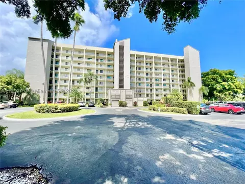 2205 S Cypress Bend Dr #204, Pompano Beach, FL 33069