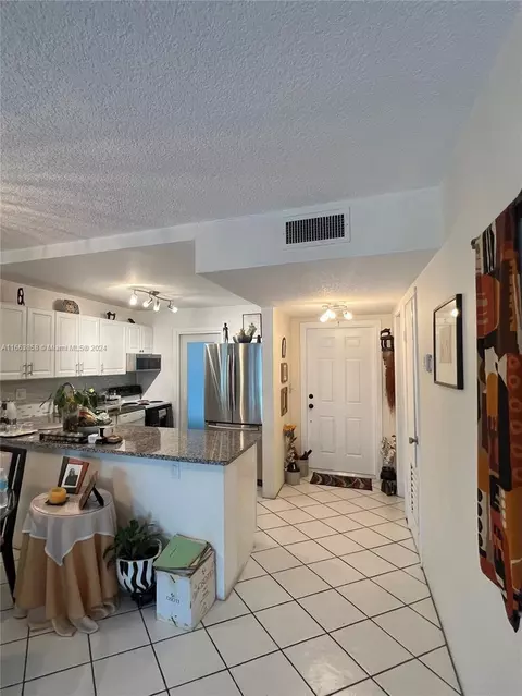 1201 Hillcrest Ct #215, Hollywood, FL 33021